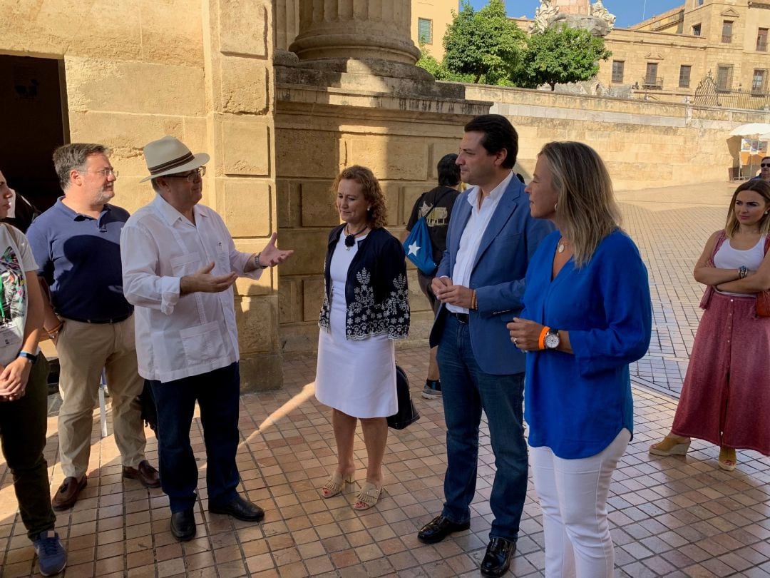 Ruiz, Bellido y Albás en la Puerta del Puente