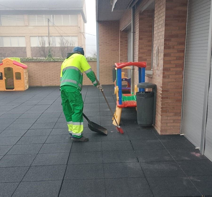 Trabajadores de la limpieza viaria en el interior de un colegio de Huesca