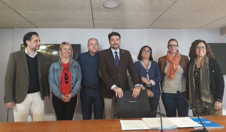 Concejales del grupo municipal del PP. Luis Barcala, portavoz, con corbarta