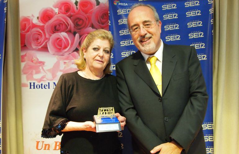 La Antena de Oro 2016, Ana María Contreras junto al director de Radio Algeciras, Joaquín Guirval.