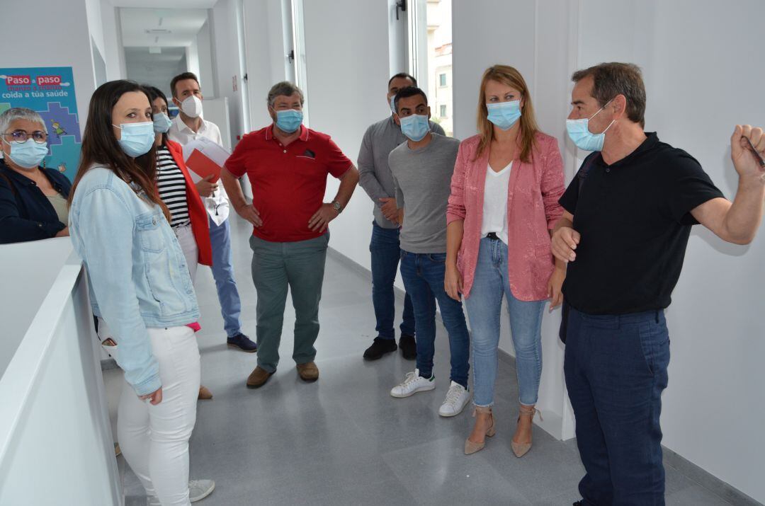 El gobierno local de Salceda visitando el nuevo centro de salud del municipio con técnicos del Sergas.