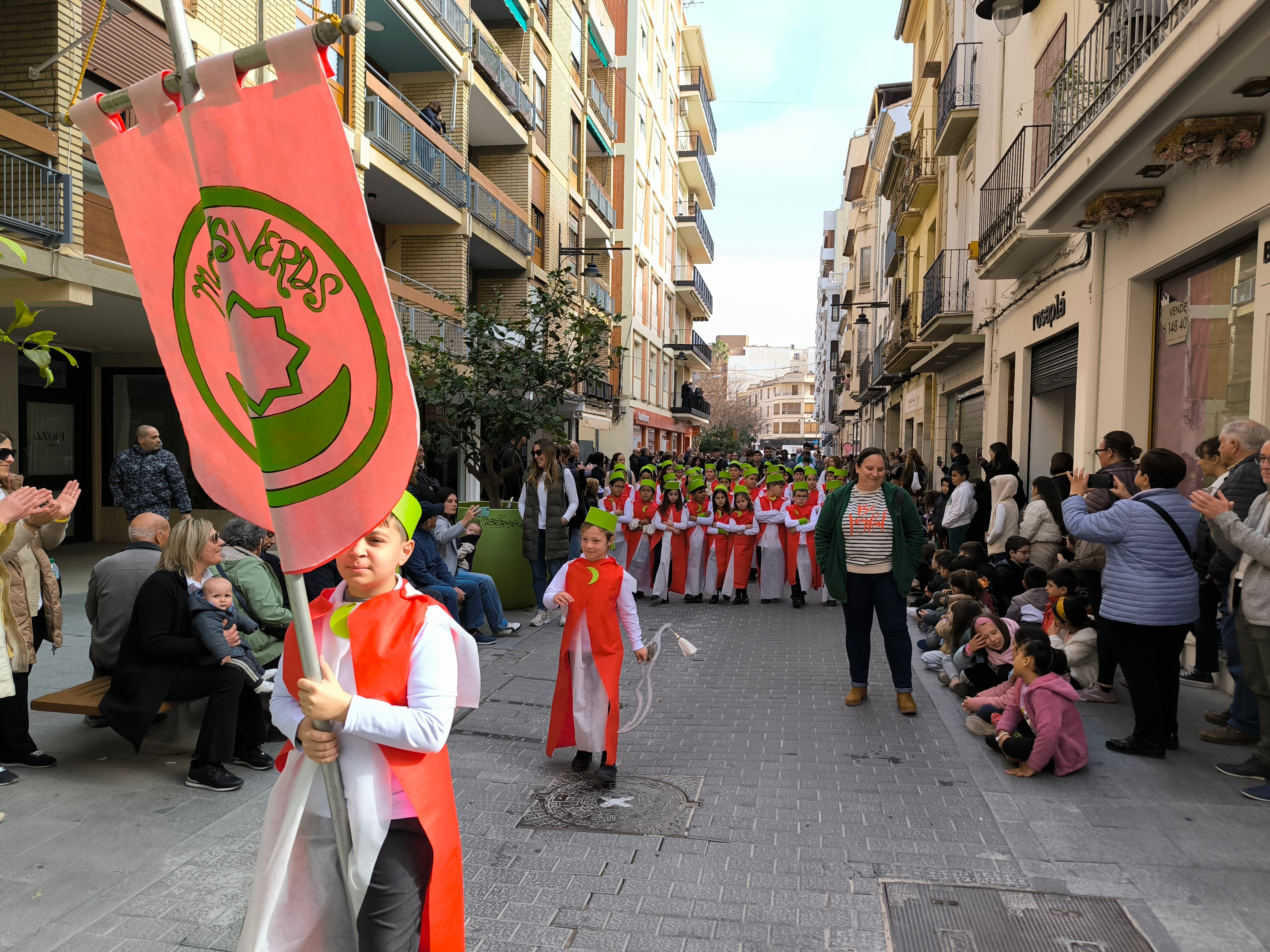 Desfilada infantil de Moros y Cristianos en Ontinyent