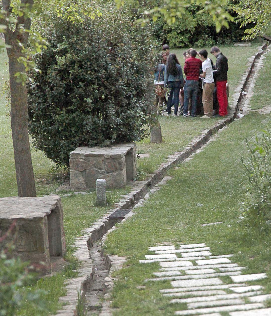 Jóvenes haciendo botellón