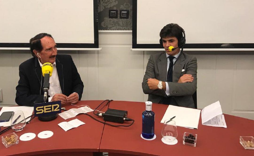 Pablo Aguado, a la derecha de la imagen, junto a Manolo Molés en la tertulia taurina de Radio Sevilla desde el Gran Meliá Colón