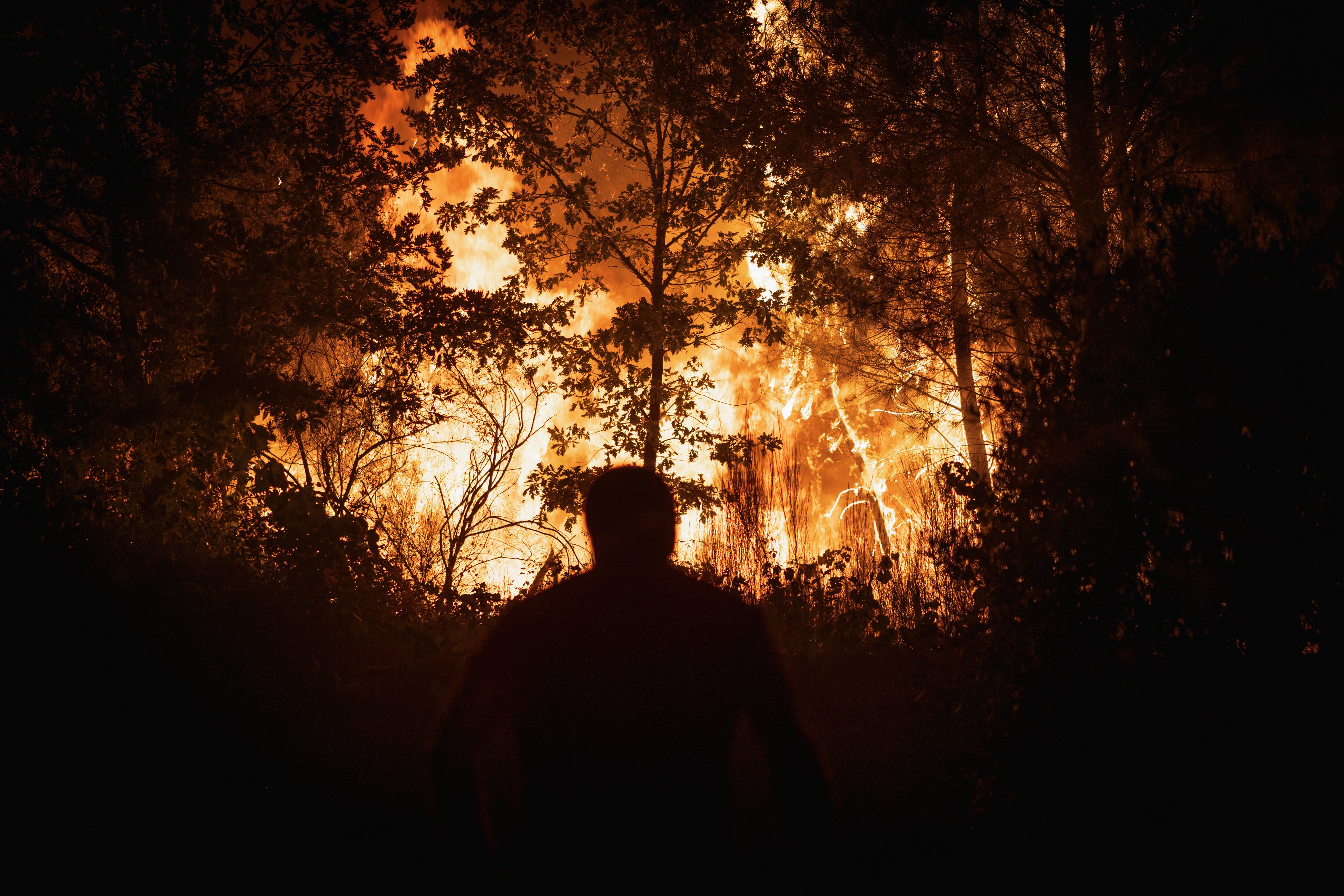 La silueta de un vecino mientras ayuda a contener el fuego en Sernancelhe, distrito de Viseu, Portugal, el 16 de agosto de 2025. David Oliveira/Anadolu.