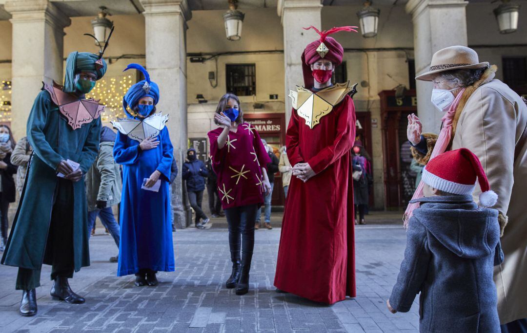 La delegada del Área de Cultura, Turismo y Deporte del Ayuntamiento de Madrid, Andrea Levy, acompañada de los pajes reales, saluda a un niño en la Plaza Mayor