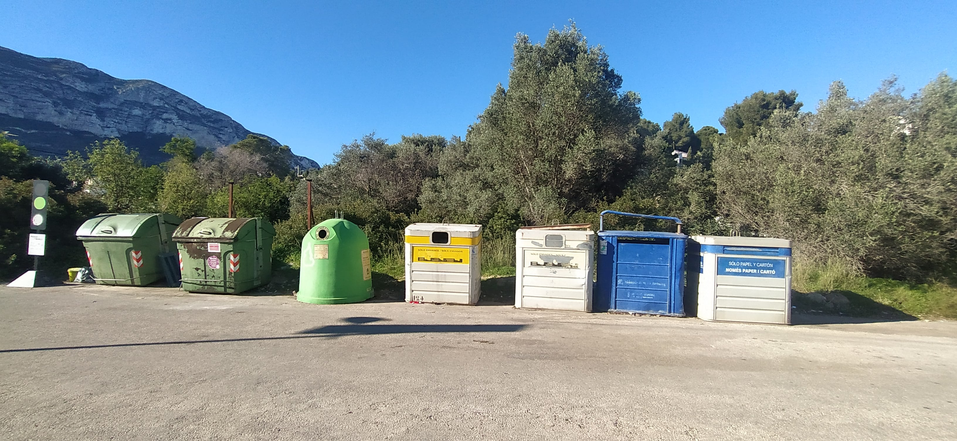 Batería de contenedores en el Camí Vell Alt Dénia-Xàbia.