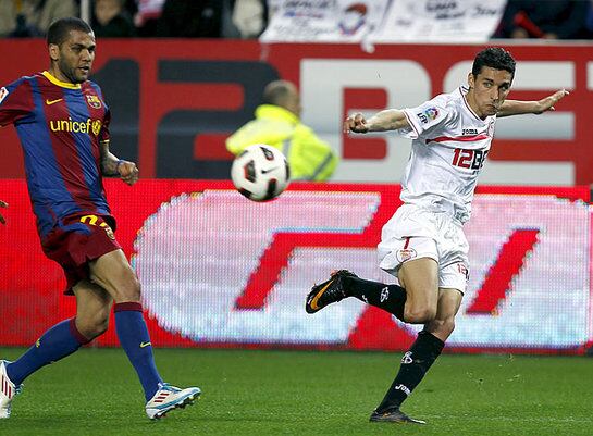 Una gran jugada de Negredo permite a Navas marcar de cabeza.