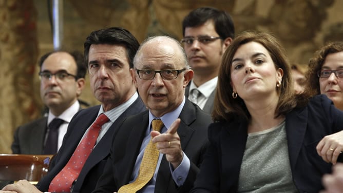 La vicepresidenta del Gobierno, Soraya Sáenz de Santamaría, acompañada por el ministro de Hacienda y Administraciones Públicas, Cristóbal Montoro, y el titular de Industria, José Manuel Soria, durante mesa de trabajo sobre la reforma de las administracion