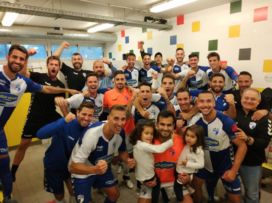 Los futbolistas del CD Ebro celebran la clasificación en el vestuario del estadio del Carmen