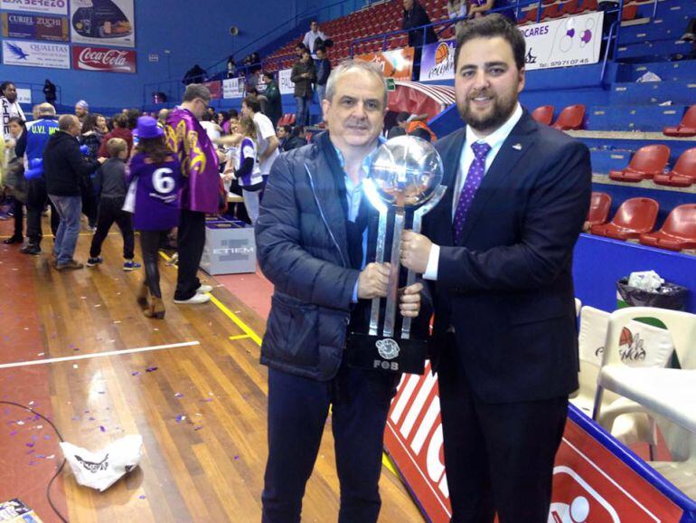 El presidente del Quesos Cerrato y el entrenador con la copa que certifica que el equipo es campeón de la liga LEB Oro