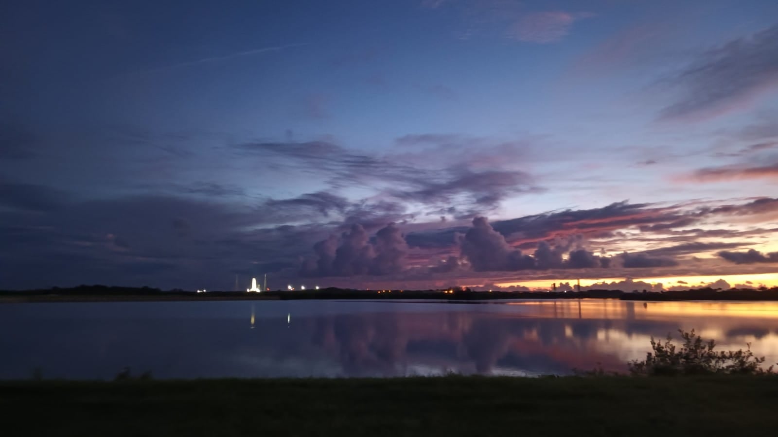 Amanecer con el cohete preparado para el lanzamiento