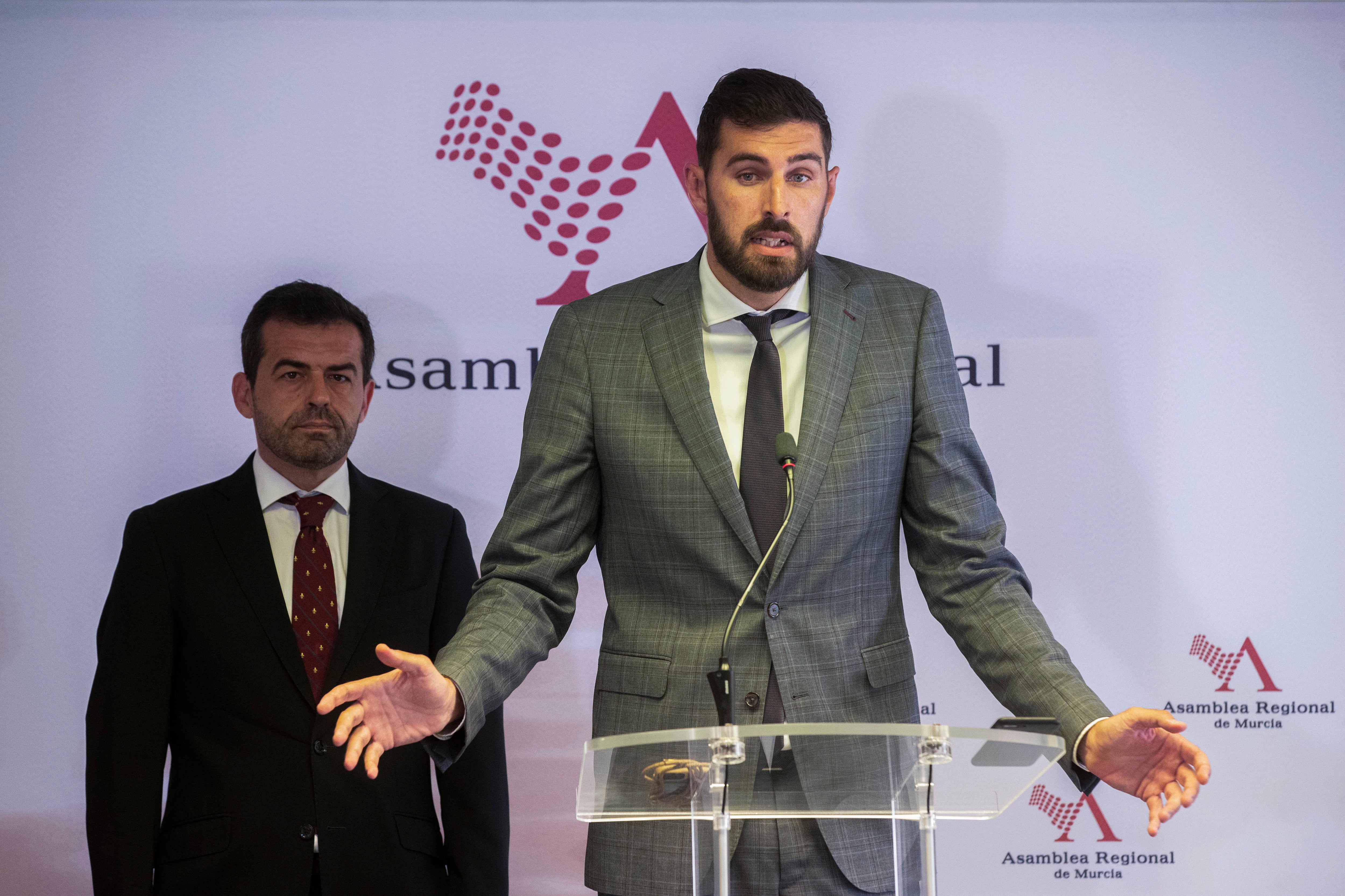 CARTAGENA, 26/06/2023.- El portavoz de Vox en la Asamblea Regional de Murcia, José Ángel Antelo, acompañado por el diputado Rubén Martínez (i), da una rueda de prensa tras la primera reunión de la Junta de portavoces de la Asamblea regional murciana este lunes. EFE/Marcial Guillén
