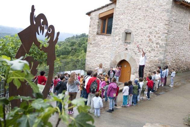 Un grupo de niños junto a La Casa de los Títeres