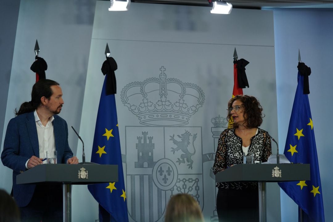 La ministra portavoz del Gobierno, Maria Jesús Montero (d) y el vicepresidente segundo, Pablo Iglesias, en rueda de prensa tras el Consejo de Ministros celebrado este viernes, que ha aprobado el Ingreso Mínimo Vital, en Madrid (España)