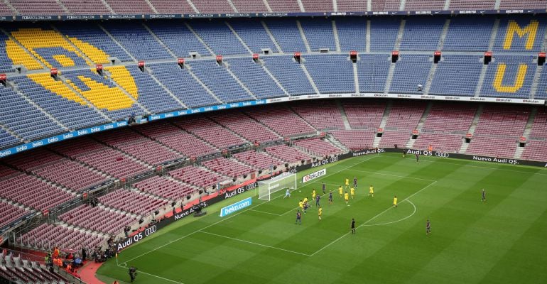 Imagen de un saque de esquina favorable al Barcelona en un Camp Nou vacío