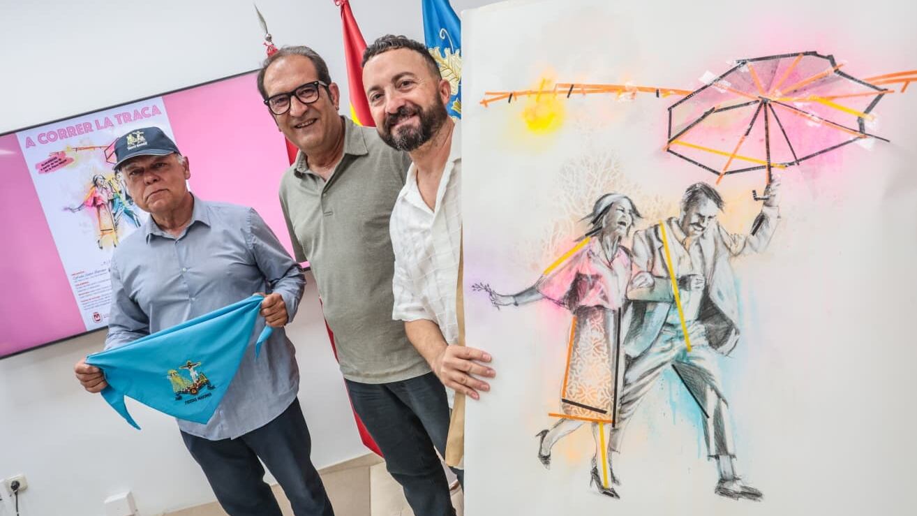 Alejandro Torres muestra el diseño de la camiseta para "Correr la traca 2025"