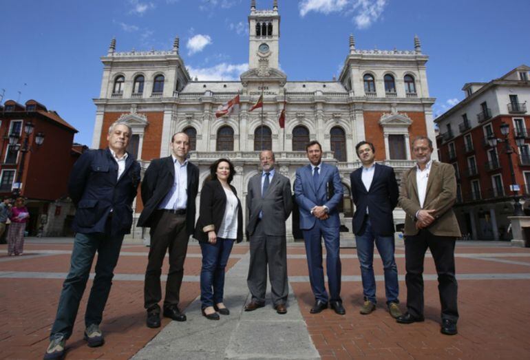 Los candidatos al Ayuntamiento de Valladolid posan frente a la Casa Consistorial