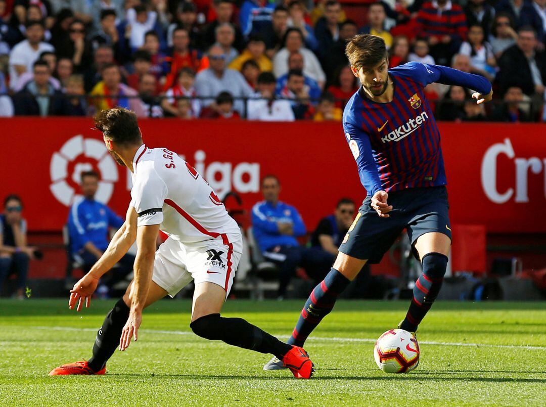 Piqué en acción durante el partido contra el Sevilla