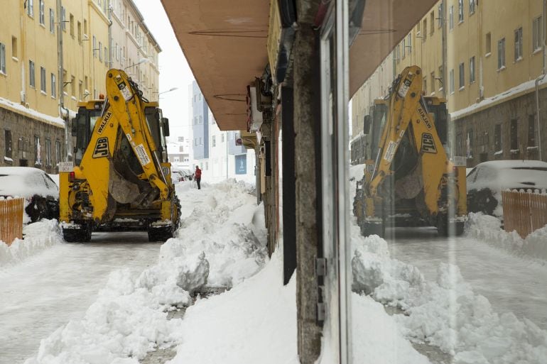 Una excavadora trabajando para retirar la nieve caída el 6 de enero en Ávila