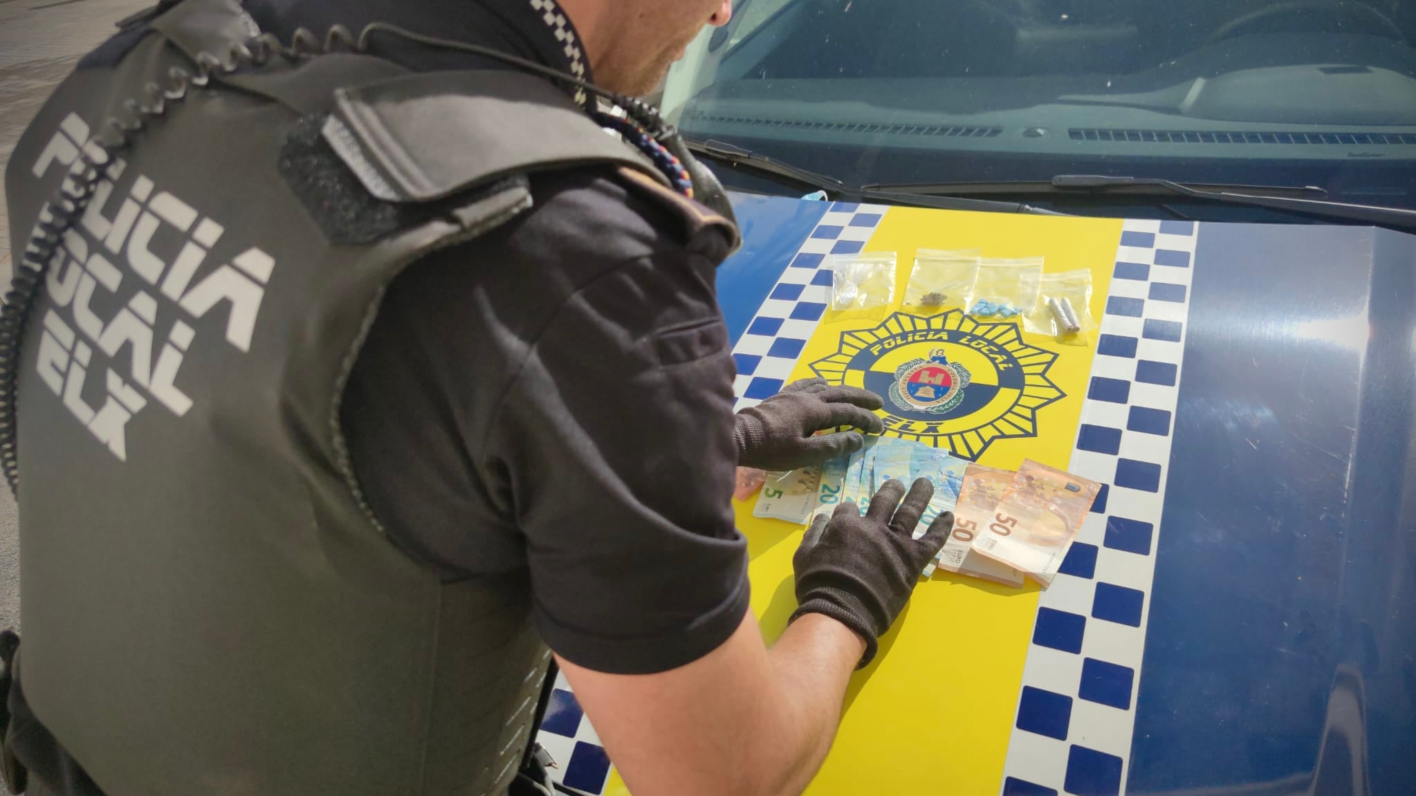 Un agente de la Policía Local de Elche tras la inspección del vehículo y sus ocupantes.