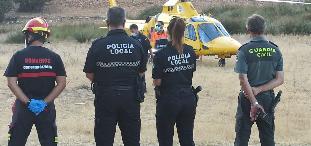 Miembros de los cuerpos y fuerzas de seguridad del Estado en el rescate de la mujer.