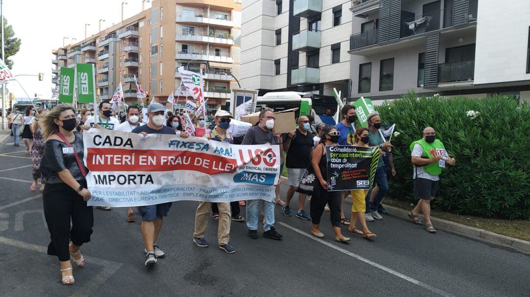 Cerca de un centenar de representantes de los sindicatos manifestándose en las calles de Palma