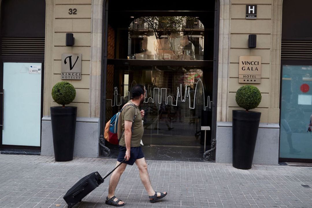 Un turista en la puerta de un hotel.