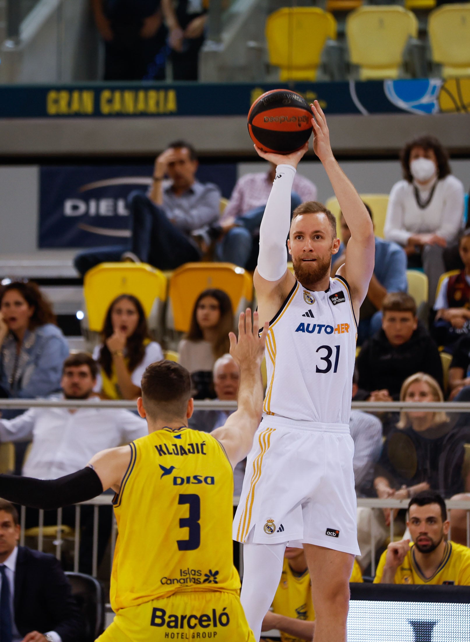 LAS PALMAS DE GRAN CANARIA, 17/05/2024.- El alero bosnio del Real Madrid Dzanan Musa (d) lanza a canasta ante el alero montenegrino del Dreamland Gran Canaria Jovan Kljajic en el segundo partido del playoff de cuartos de final de la Liga Endesa de baloncesto, este viernes en el Gran Canaria Arena. EFE/ Ivan Leon Santiago
