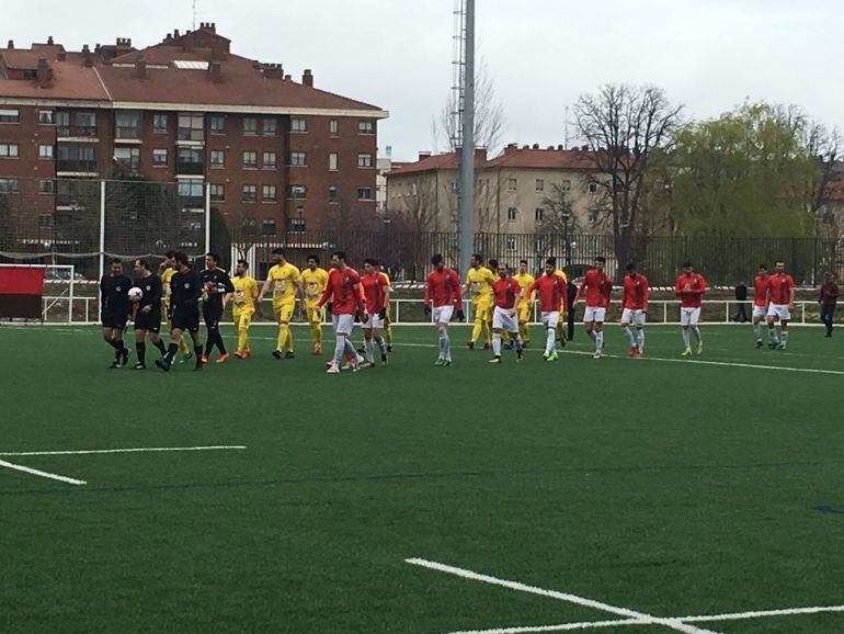 Imagen de la salida de los dos equipos este miércoles en Burgos.