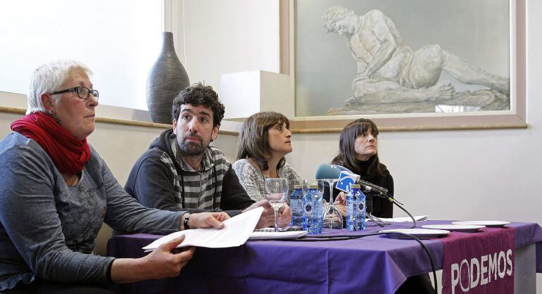 GRA085. SAN SEBASTIÁN, 03/01/2015.- Un día después de su elección como secretario general de Podemos en Donostia y de su consejo ciudadano, Hannot Sansinenea (2i), ha ofrecido una rueda de prensa hoy en San Sebastián, acompañado por Amaia Urberuaga (i), Dinora Mega (2d) y Ohiana Goenaga, pertenecientes a este consejo. EFE/Javier Etxezarreta