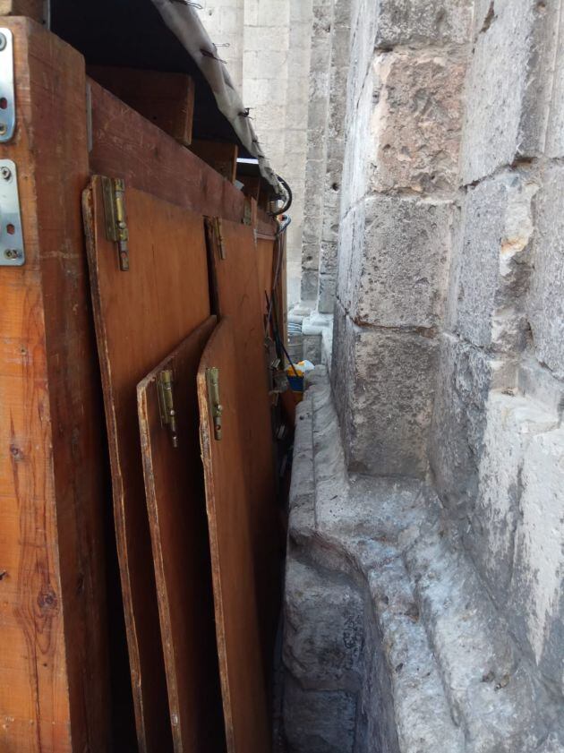 Casetas apoyadas en la fachada de la Catedral de Valladolid