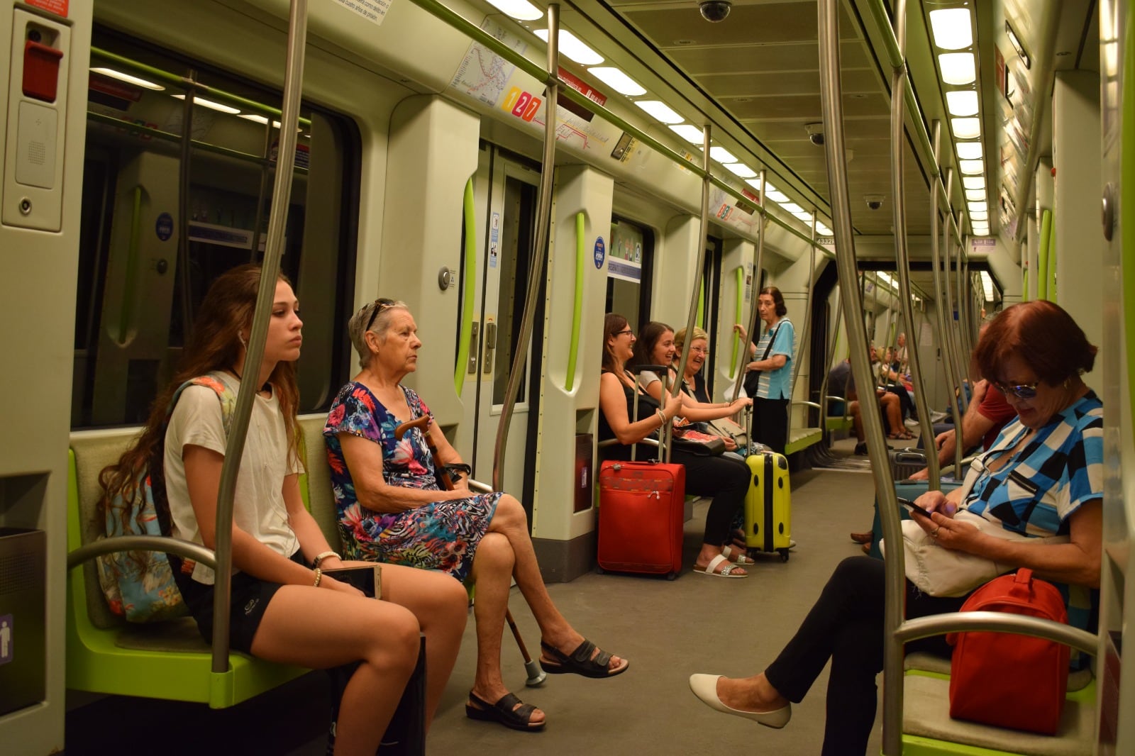 Interior de un tren de Metrovalencia en una imagen de recurso.