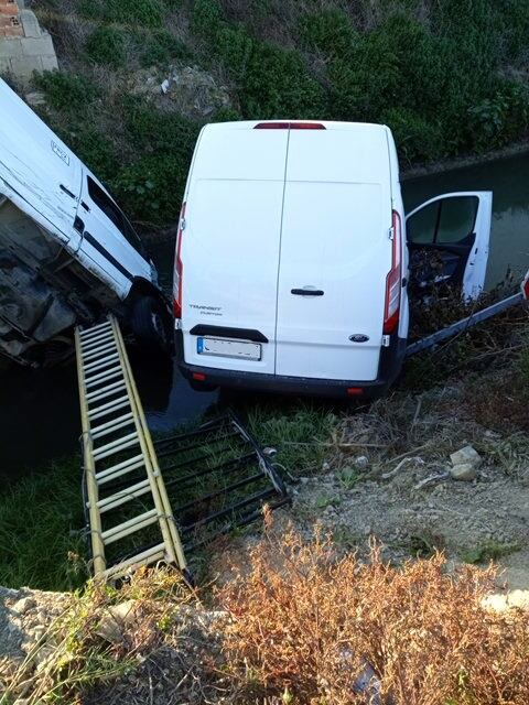 Dos furgonetas han caído a un canal de agua