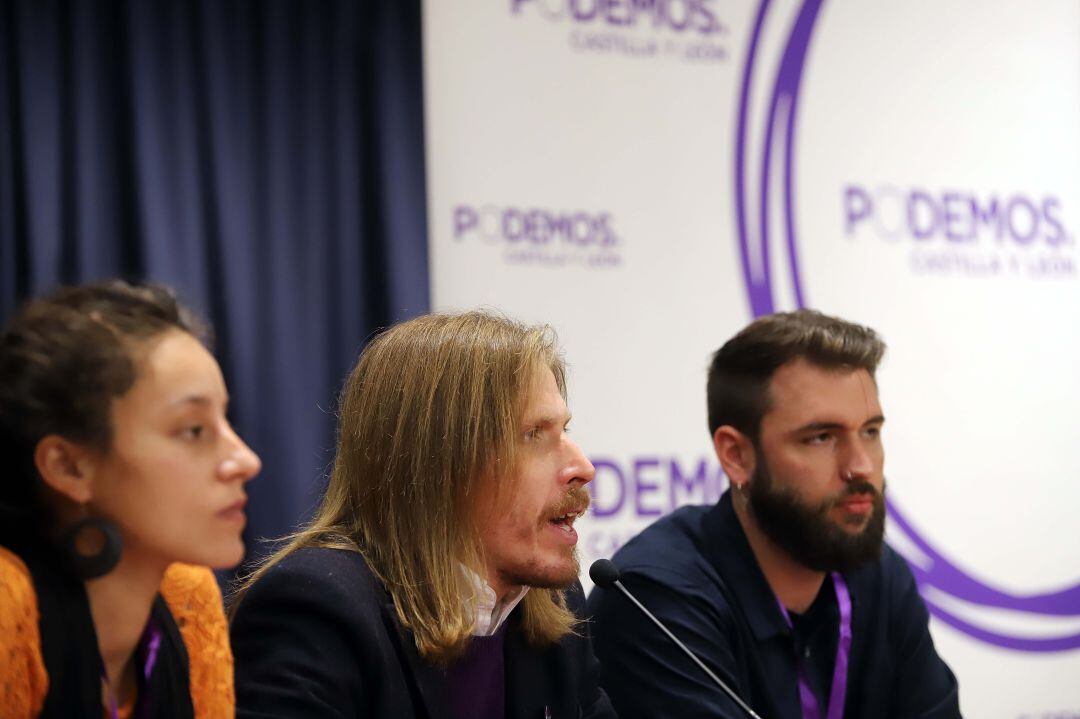 El secretario general de Podemos Castilla y León, Pablo Fernández, acude a una Jornada de la Escuela de Formación Municipalista. En la imagen, junto a la concejala en Burgos Blanca Guinea y el secretario de Formación, Fran Cortes