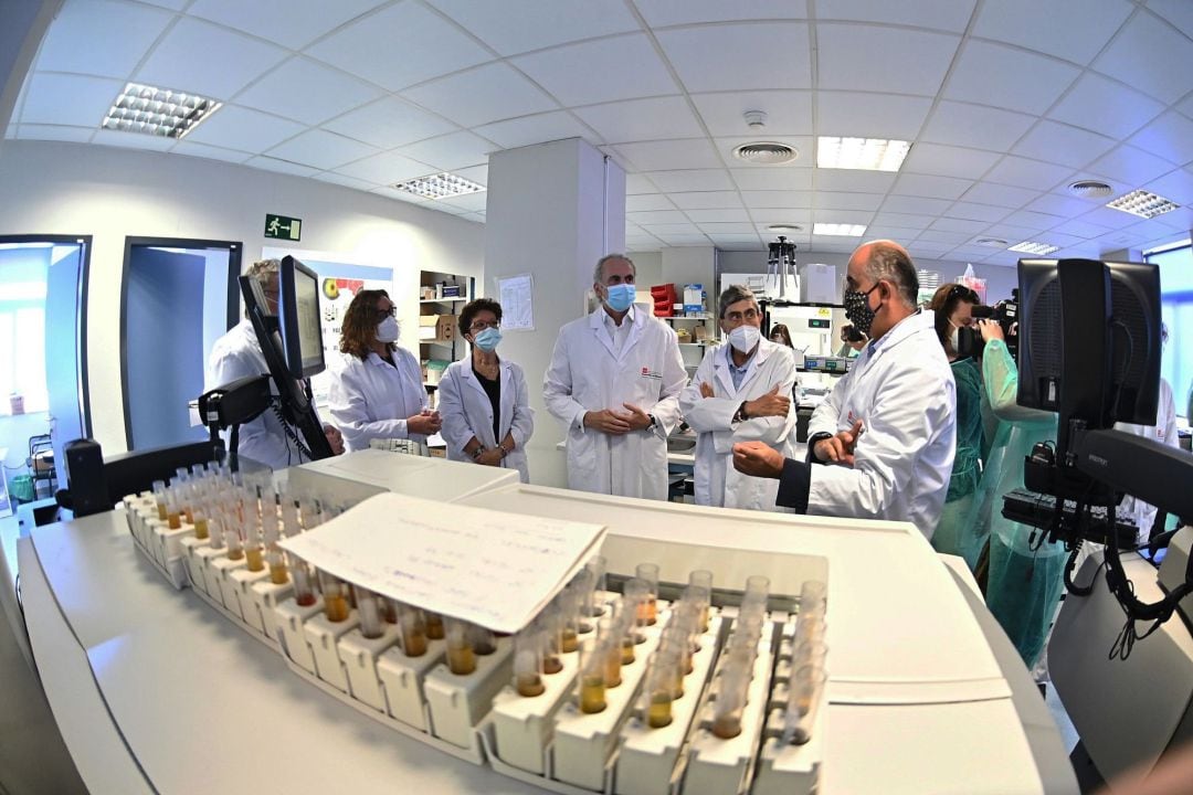 El consejero de Sanidad, Enrique Ruiz Escudero, durante su visita al Laboratorio Regional de Salud Pública,