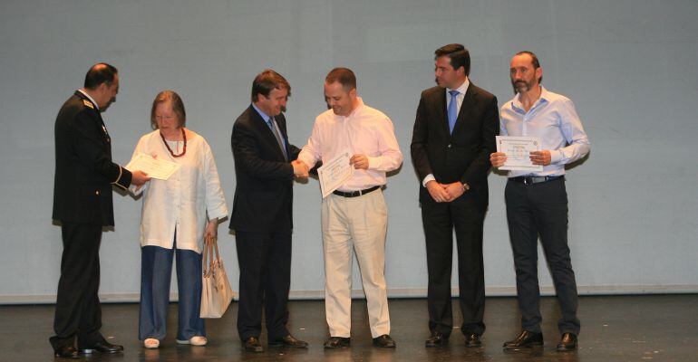 Entrega de diplomas de reconocimiento a tres vecinos de Tres Cantos