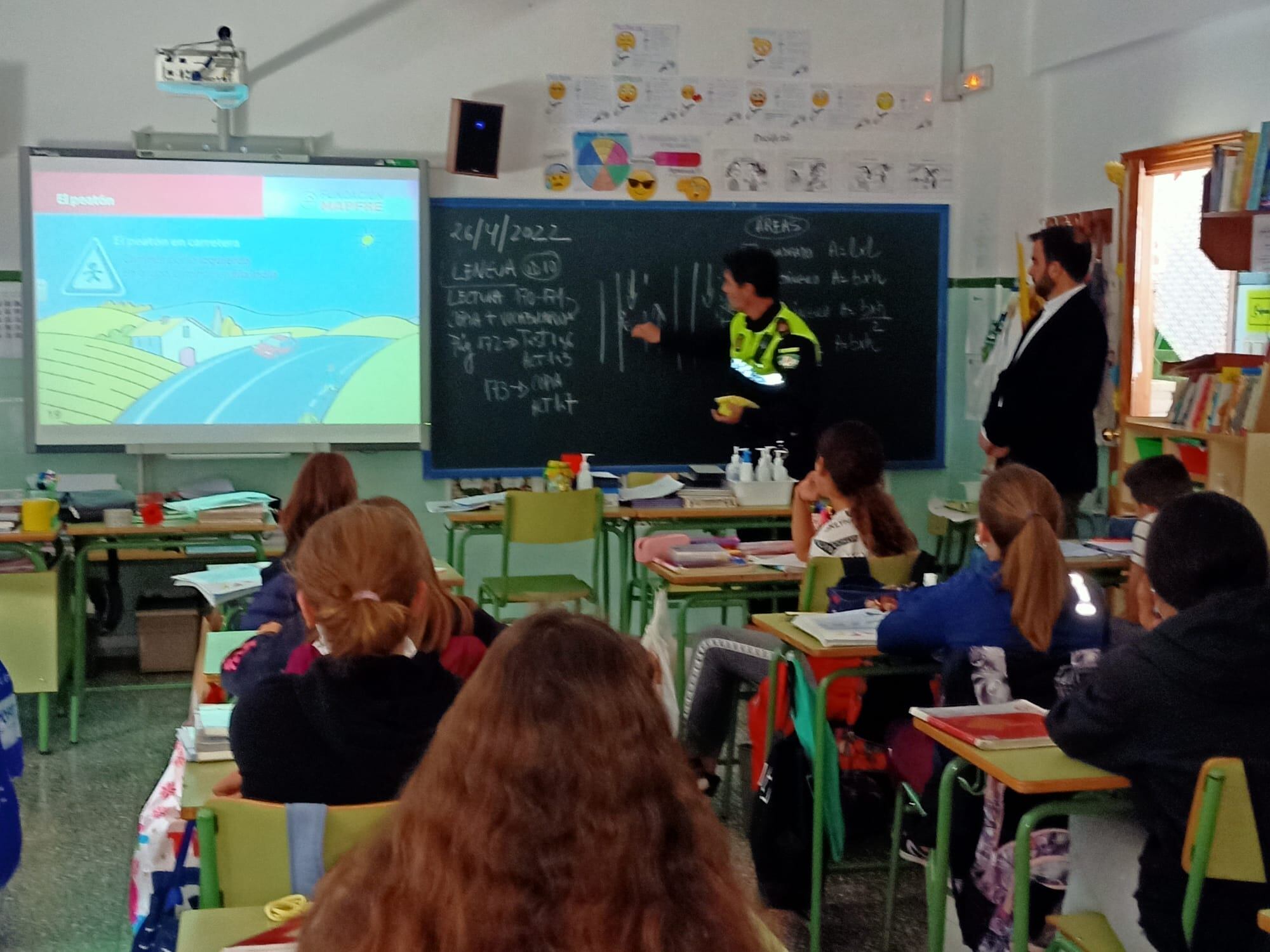 El delegado municipal de Movilidad y Tráfico, Alberto Serrano, ha visitado hoy las instalaciones del colegio ‘Miguel de Cervantes’