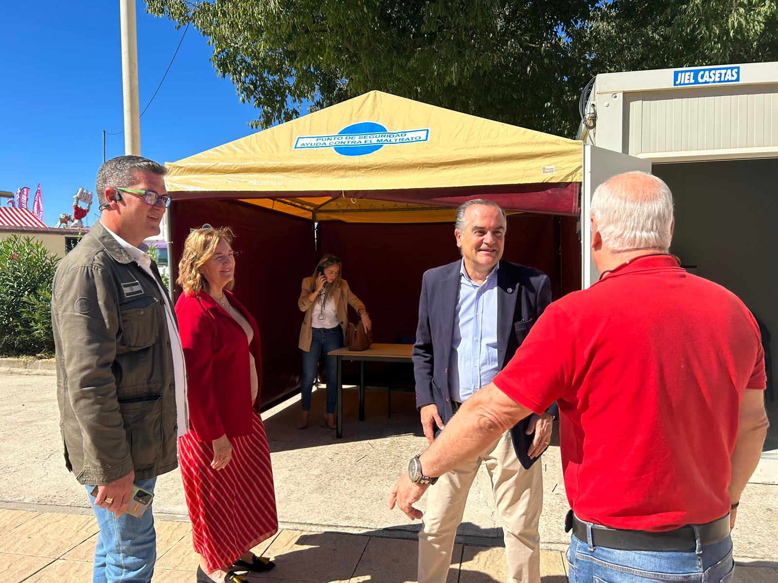 El alcalde, José Julián Gregorio, visitando uno de los puntos de seguridad de las Ferias de San Mateo.