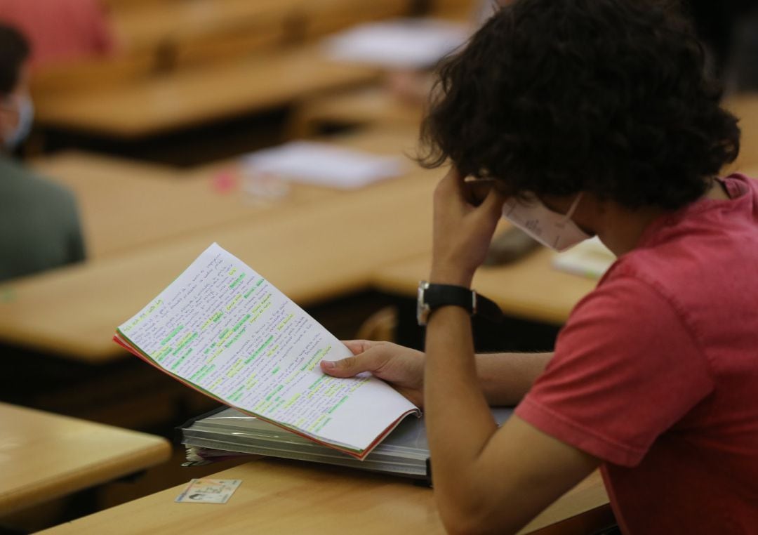 Un estudiante realiza un examen en una imagen de archivo