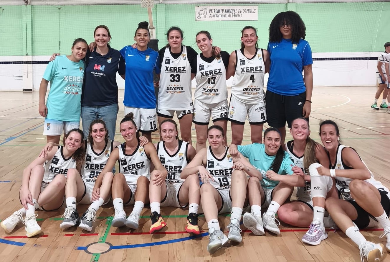 Las jugadoras y cuerpo técnico del Xerez CD Baloncesto tras el partido disputado en Huelva