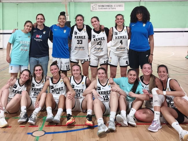 Las jugadoras y cuerpo técnico del Xerez CD Baloncesto tras el partido disputado en Huelva
