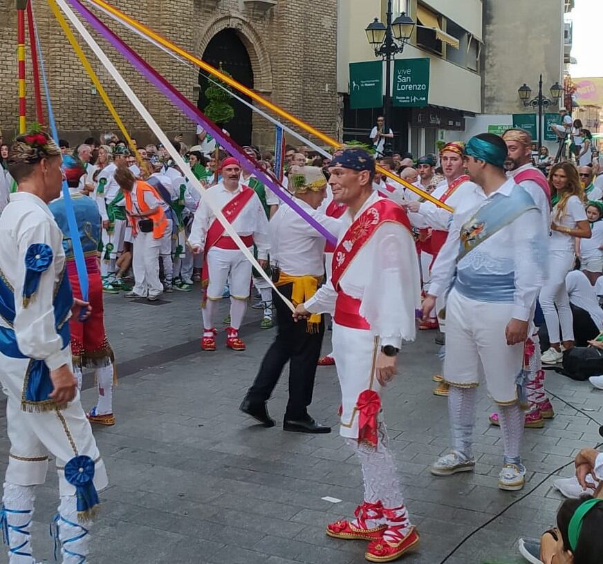 Lorenzo Ara, de rojo, en la mañana del 10 de agosto