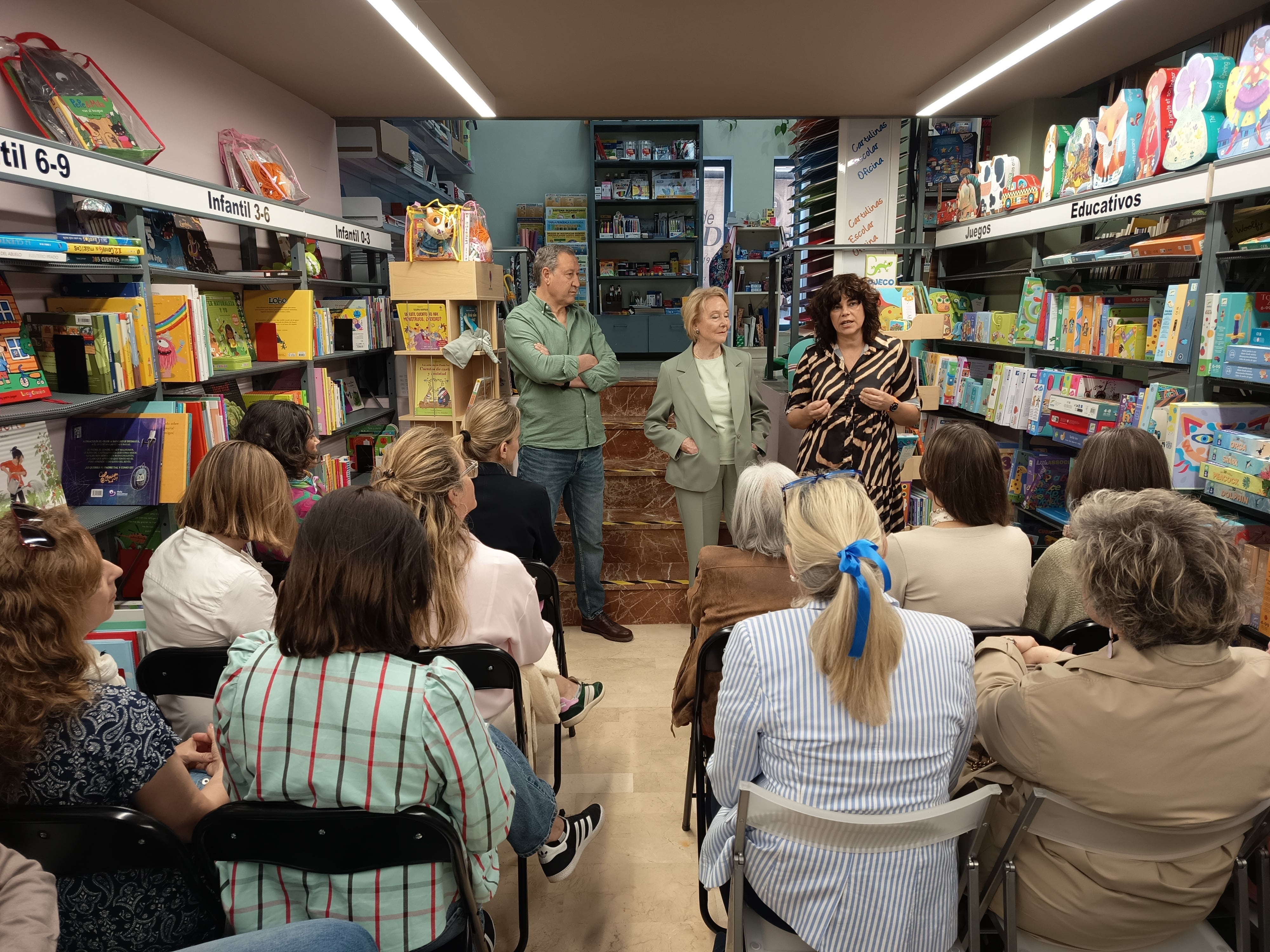 Sesión de Café del Comercio celebrada en la librería Estilo.