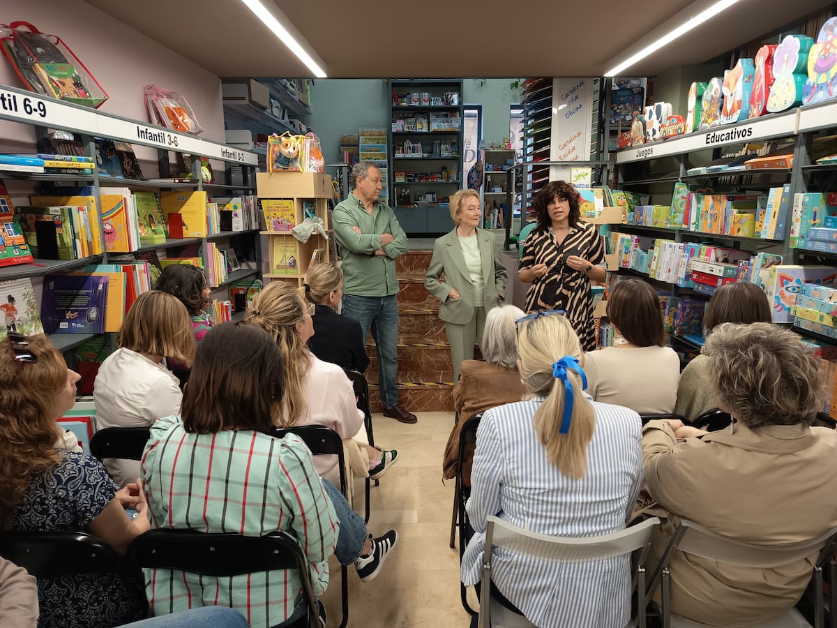 El relevo generacional protagoniza el Café del Comercio en la librería Estilo de Huesca