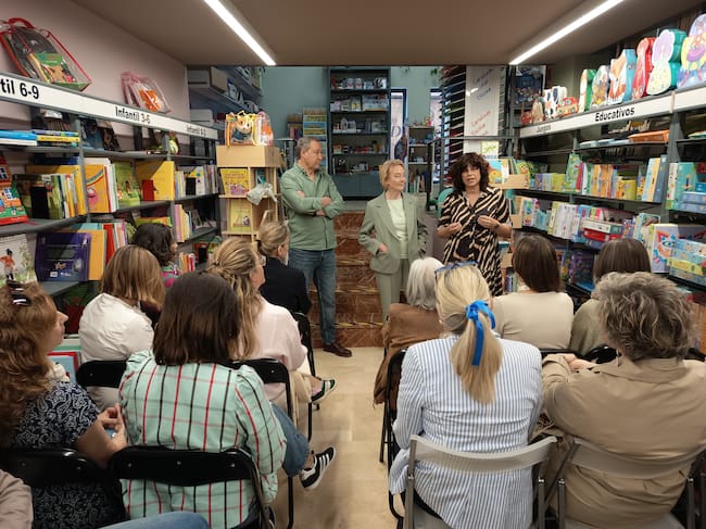 Sesión de Café del Comercio celebrada en la librería Estilo.