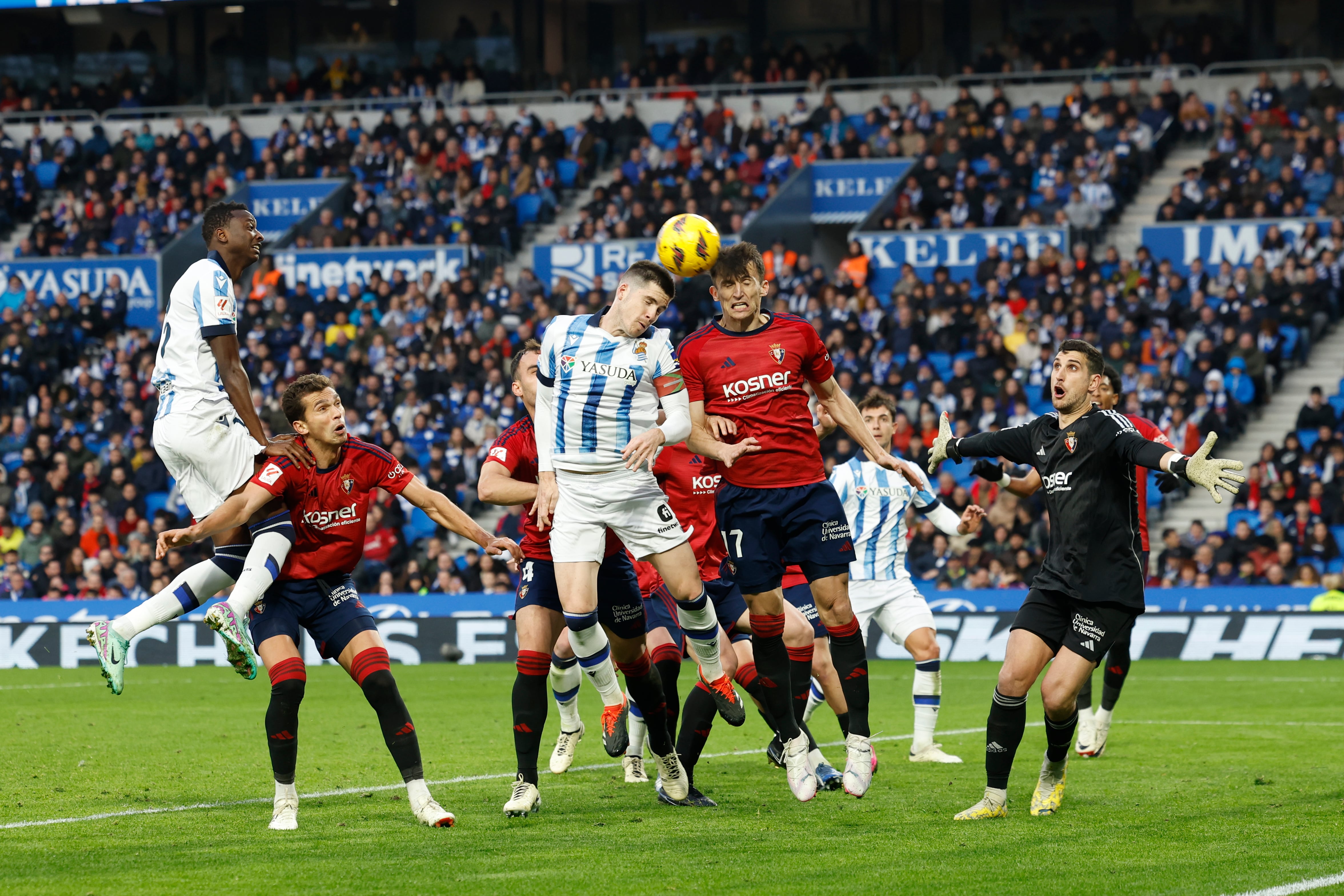 SAN SEBASTIÁN, 10/02/2024.- El centrocampista de la Real Sociedad Zubeldia y el delntero del OSasuna Ante Budimir durante el partido de la jornada 24 de LaLiga que la Real Sociedad y el Osasuna disputan este sábado en el Real Arena de San Sebastián. EFE/ Javier Etxezarreta
