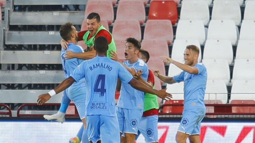 Stuani s'abraça a Gallar després de l'1-2.