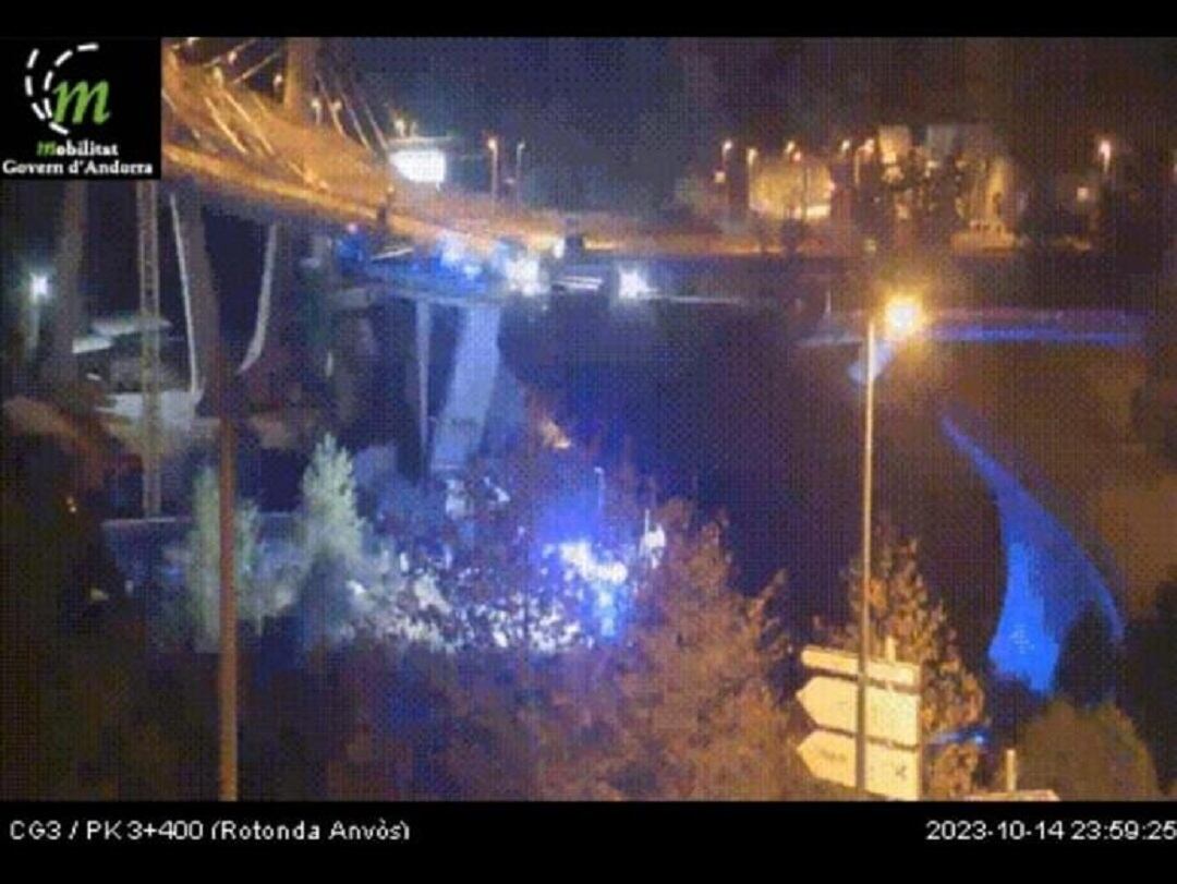 Els equips d&#039;emergències treballant a la rodonda d&#039;Anyós dissabte en l&#039;accident que va afectar un jove de 28 anys que es va precipitar al buit.