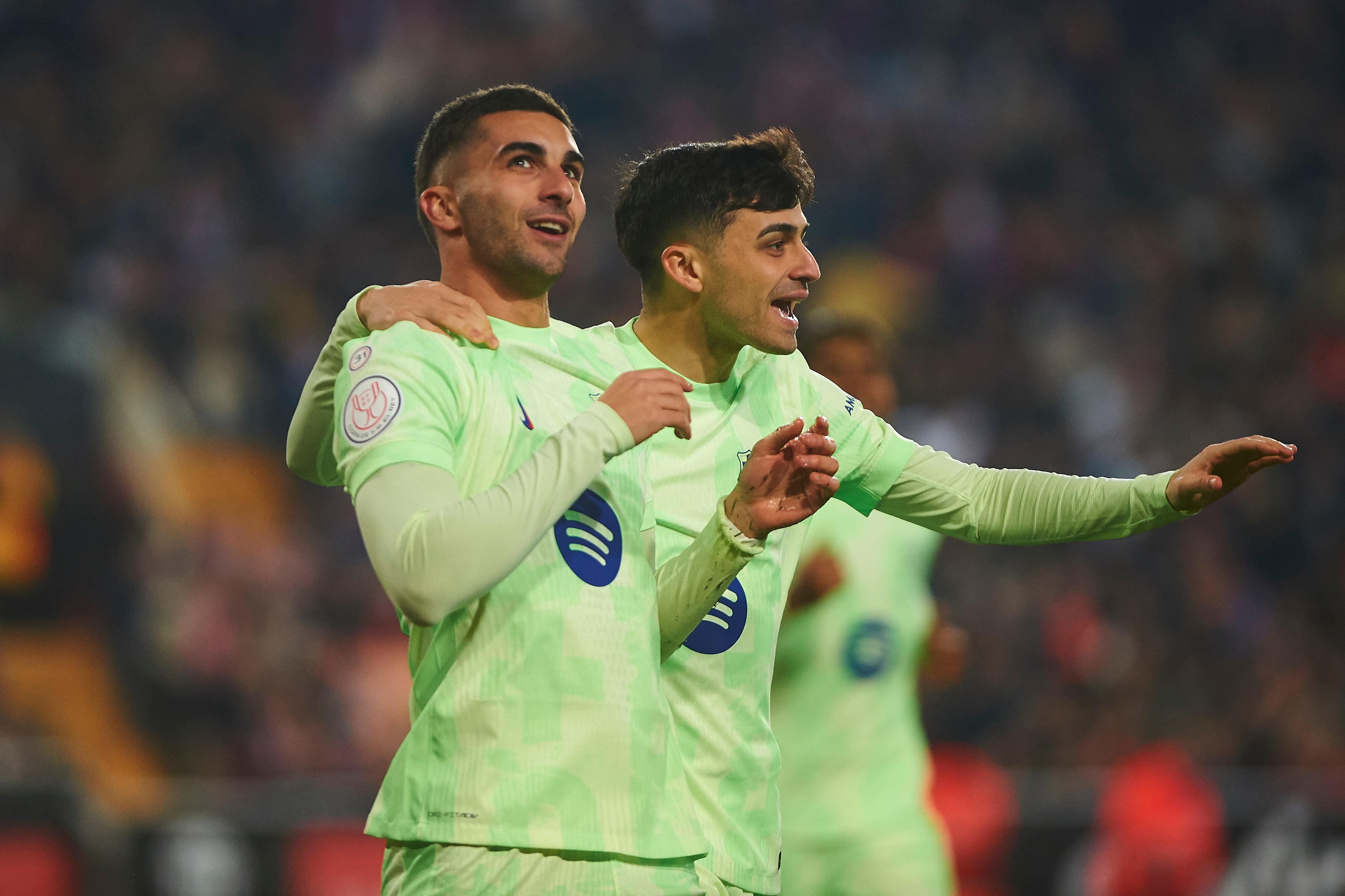 Ferrán Torres y Pedri celebran uno de los goles ante el Valencia